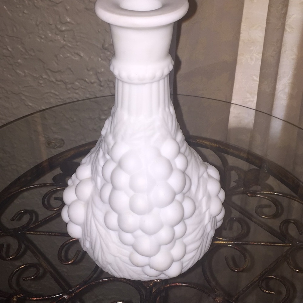 Vintage Milk Glass Vase - Picture 4 of 5